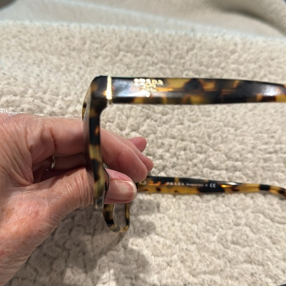 😎🔥Host Pick🔥 Prada wayfarer Sunglasses-Med Tortoise/Grey Gradient spr11s case - Picture 3 of 6